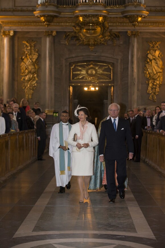 La reine Silvia et le roi Carl XVI Gustaf de Suède à la chapelle royale du palais Drottningholm, à Stockholm, le 17 mai 2015 pour la cérémonie de publication des bans du mariage du prince Carl Philip de Suède et de Sofia Hellqvist