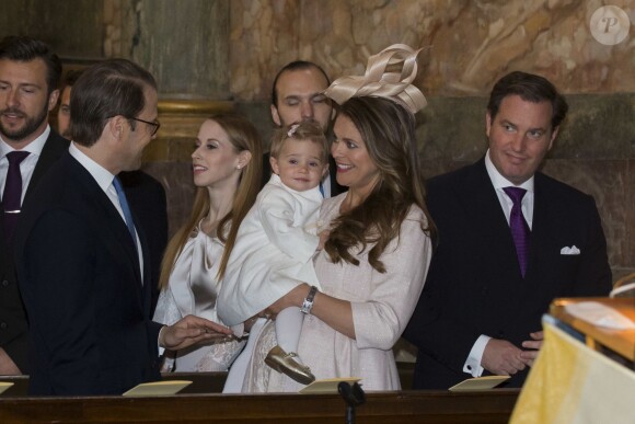 Le prince Daniel, le princesse Madeleine de Suède, enceinte, portant sa fille Leonore, son mari Christopher O'Neil à la chapelle royale du palais Drottningholm, à Stockholm, le 17 mai 2015 pour la cérémonie de publication des bans du mariage du prince Carl Philip de Suède et de Sofia Hellqvist