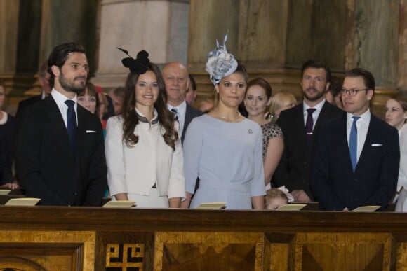 Le prince Carl Philip de Suède, sa fiancée Sofia Hellqvist, la princesse Victoria de Suède, son mari le prince Daniel et leur fille la princesse Estelle à la chapelle royale du palais Drottningholm, à Stockholm, le 17 mai 2015 pour la cérémonie de publication des bans du mariage du prince Carl Philip de Suède et de Sofia Hellqvist