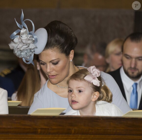 La princesse héritière Victoria de Suède et sa fille la princesse Estelle à la chapelle royale du palais Drottningholm, à Stockholm, le 17 mai 2015 pour la cérémonie de publication des bans du mariage du prince Carl Philip de Suède et de Sofia Hellqvist