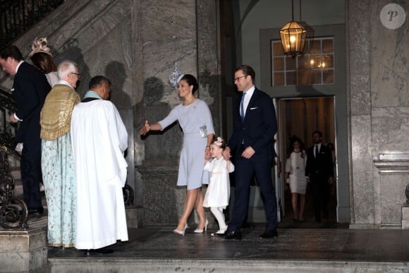 La princesse Victoria de Suède, son mari le prince Daniel et leur fille la princesse Estelle à la chapelle royale du palais Drottningholm, à Stockholm, le 17 mai 2015 pour la cérémonie de publication des bans du mariage du prince Carl Philip de Suède et de Sofia Hellqvist