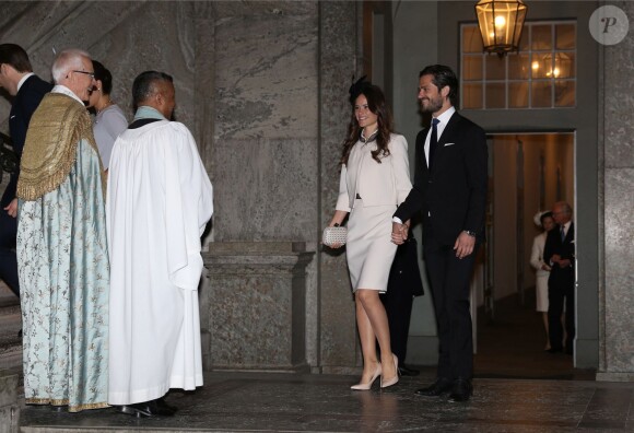 Le prince Carl Philip de Suède et sa fiancée Sofia Hellqvist accueillis par par l'aumônier royal Lars-Göran Lönnermark et le pasteur Michael Bjerkhagen à la chapelle royale du palais Drottningholm, à Stockholm, pour la cérémonie de publication des bans de leur mariage, le 17 mai 2015.
