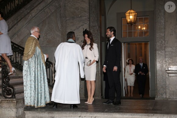 Le prince Carl Philip de Suède et sa fiancée Sofia Hellqvist accueillis par par l'aumônier royal Lars-Göran Lönnermark et le pasteur Michael Bjerkhagen à la chapelle royale du palais Drottningholm, à Stockholm, pour la cérémonie de publication des bans de leur mariage, le 17 mai 2015.
