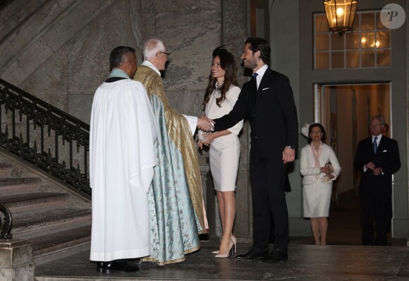 Le prince Carl Philip de Suède et sa fiancée Sofia Hellqvist accueillis par par l'aumônier royal Lars-Göran Lönnermark et le pasteur Michael Bjerkhagen à la chapelle royale du palais Drottningholm, à Stockholm, pour la cérémonie de publication des bans de leur mariage, le 17 mai 2015.
