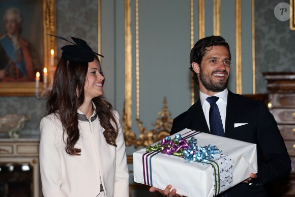 Le prince Carl Philip de Suède et Sofia Hellqvist le 17 mai 2015 lors de la réception au palais Drottningholm, à Stockholm, suivant la cérémonie de publication des bans de leur mariage.