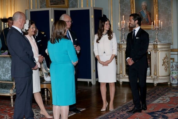 Marie et Erik Hellqvist et le roi Carl XVI Gustaf et la reine Silvia de Suède avec le prince Carl Philip de Suède et Sofia Hellqvist le 17 mai 2015 lors de la réception au palais Drottningholm, à Stockholm, suivant la cérémonie de publication des bans de leur mariage.