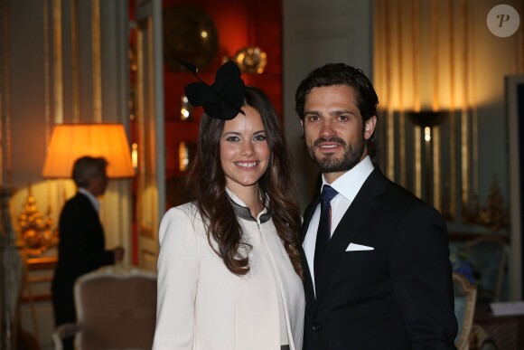 Le prince Carl Philip de Suède et Sofia Hellqvist le 17 mai 2015 lors de la réception au palais Drottningholm, à Stockholm, suivant la cérémonie de publication des bans de leur mariage.