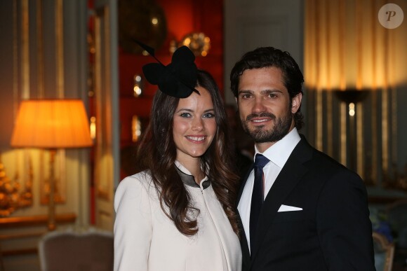 Le prince Carl Philip de Suède et Sofia Hellqvist le 17 mai 2015 lors de la réception au palais Drottningholm, à Stockholm, suivant la cérémonie de publication des bans de leur mariage.
