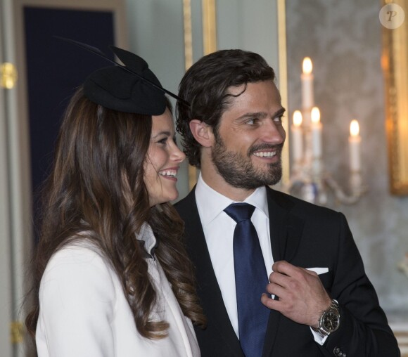 Le prince Carl Philip de Suède et Sofia Hellqvist le 17 mai 2015 lors de la réception au palais Drottningholm, à Stockholm, suivant la cérémonie de publication des bans de leur mariage.