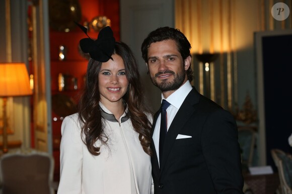Le prince Carl Philip de Suède et Sofia Hellqvist le 17 mai 2015 lors de la réception au palais Drottningholm, à Stockholm, suivant la cérémonie de publication des bans de leur mariage.