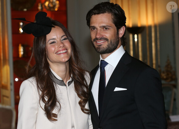 Le prince Carl Philip de Suède et Sofia Hellqvist le 17 mai 2015 lors de la réception au palais Drottningholm, à Stockholm, suivant la cérémonie de publication des bans de leur mariage.