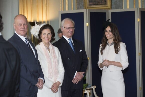 Erik Hellqvist, la reine Silvia, le roi Carl XVI Gustaf de Suède et Sofia Hellqvist le 17 mai 2015 lors de la réception au palais Drottningholm, à Stockholm, suivant la cérémonie de publication des bans du mariage de Sofia et du prince Carl Philip.