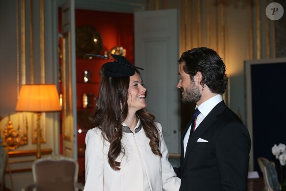 Le prince Carl Philip de Suède et Sofia Hellqvist le 17 mai 2015 lors de la réception au palais Drottningholm, à Stockholm, suivant la cérémonie de publication des bans de leur mariage.