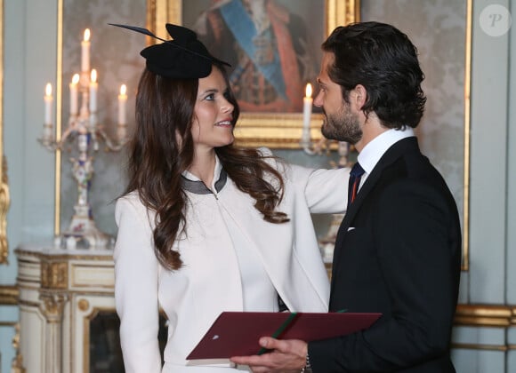 Le prince Carl Philip de Suède et Sofia Hellqvist le 17 mai 2015 lors de la réception au palais Drottningholm, à Stockholm, suivant la cérémonie de publication des bans de leur mariage.
