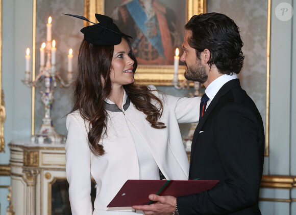 Le prince Carl Philip de Suède et Sofia Hellqvist le 17 mai 2015 lors de la réception au palais Drottningholm, à Stockholm, suivant la cérémonie de publication des bans de leur mariage.