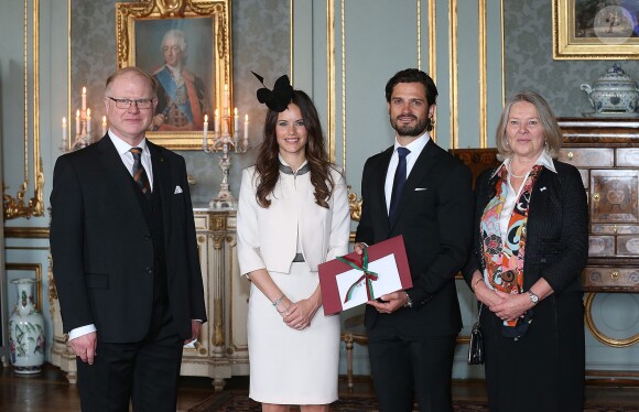 Le prince Carl Philip de Suède et Sofia Hellqvist le 17 mai 2015 lors de la réception au palais Drottningholm, à Stockholm, suivant la cérémonie de publication des bans de leur mariage.