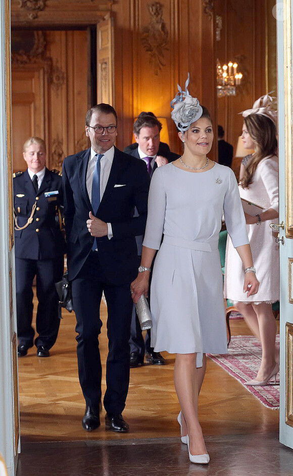 La princesse Victoria de Suède, le prince Daniel, la princesse Madeleine et Christopher O'Neill le 17 mai 2015 lors de la réception au palais Drottningholm, à Stockholm, suivant la cérémonie de publication des bans du mariage du prince Carl Philip de Suède et de Sofia Hellqvist.
