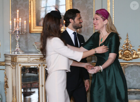 Le prince Carl Philip de Suède et sa fiancée Sofia Hellqvist le 17 mai 2015 lors de la réception au palais Drottningholm, à Stockholm, suivant la cérémonie de publication des bans de leur mariage.