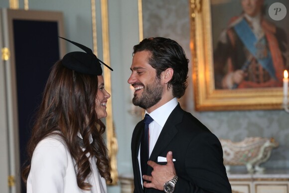 Le prince Carl Philip de Suède et Sofia Hellqvist le 17 mai 2015 lors de la réception au palais Drottningholm, à Stockholm, suivant la cérémonie de publication des bans de leur mariage.