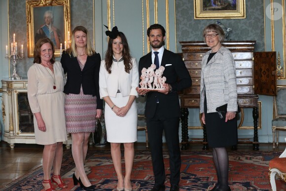 Le prince Carl Philip de Suède et sa fiancée Sofia Hellqvist le 17 mai 2015 lors de la réception au palais Drottningholm, à Stockholm, suivant la cérémonie de publication des bans de leur mariage.