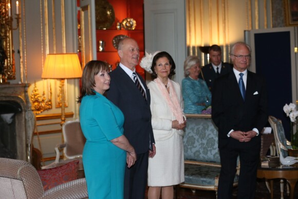 Marie et Erik Hellqvist, parents de Sofia, avec le roi Carl XVI Gustaf et la reine Silvia de Suède le 17 mai 2015 lors de la réception au palais Drottningholm, à Stockholm, suivant la cérémonie de publication des bans du mariage du prince Carl Philip de Suède et de Sofia Hellqvist.