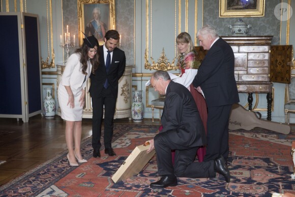 Le prince Carl Philip de Suède et sa fiancée Sofia Hellqvist le 17 mai 2015 lors de la réception au palais Drottningholm, à Stockholm, suivant la cérémonie de publication des bans de leur mariage.