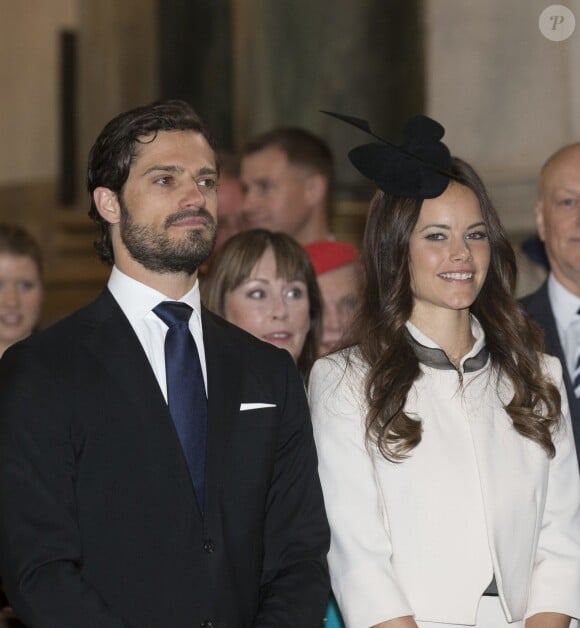 Le prince Carl Philip de Suède et Sofia Hellqvist à la chapelle royale du palais Drottningholm, à Stockholm, le 17 mai 2015 lors de la cérémonie de publication des bans de leur mariage