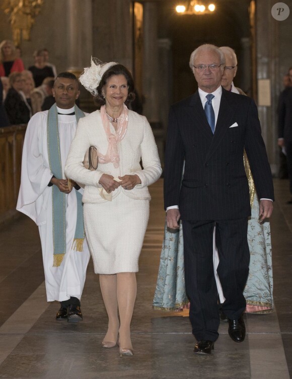 La reine Silvia et le roi Carl XVI Gustaf arrivent en dernier à la chapelle royale du palais Drottningholm, à Stockholm, le 17 mai 2015 lors de la cérémonie de publication des bans du mariage du prince Carl Philip de Suède et de Sofia Hellqvist