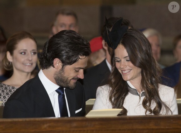 Le prince Carl Philip de Suède et Sofia Hellqvist à la chapelle royale du palais Drottningholm, à Stockholm, le 17 mai 2015 lors de la cérémonie de publication des bans de leur mariage