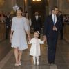 La princesse Victoria de Suède, la princesse Estelle et le prince Daniel arrivent à la chapelle royale du palais Drottningholm, à Stockholm, le 17 mai 2015 pour la cérémonie de publication des bans du mariage du prince Carl Philip de Suède et de Sofia Hellqvist (en arrière-plan)