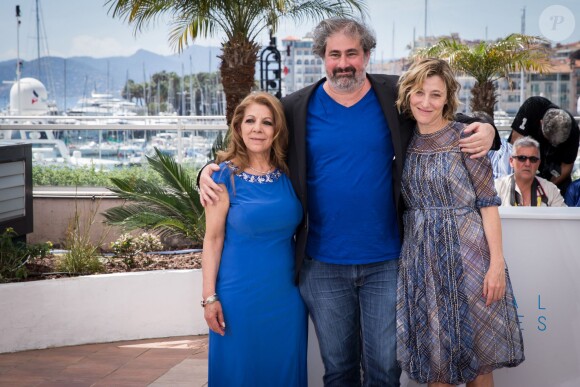 Tassadit Mandi, Gustave Kervern et Valéria Bruni-Tedeschi - Photocall du film "Asphalte" lors du 68e Festival International du Film de Cannes, le 17 mai 2015