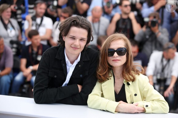 Jules Benchetrit (Le fils de Samuel Benchetrit), Isabelle Huppert - Photocall du film "Asphalte" lors du 68e Festival International du Film de Cannes, le 17 mai 2015