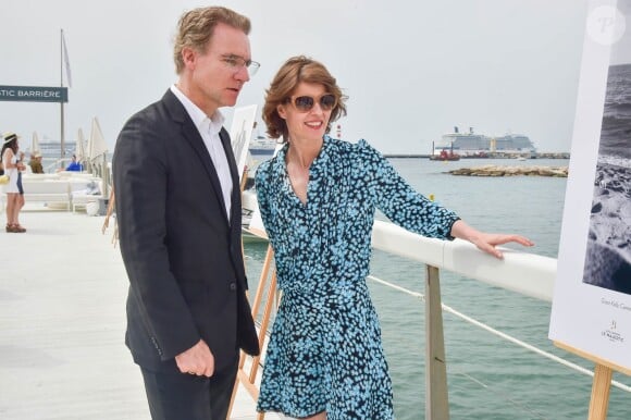 Exclusif - Olivier Royant (Paris-Match) et Irène Jacob - People sur la plage du Majestic 68 à Cannes le 14 mai 2015.