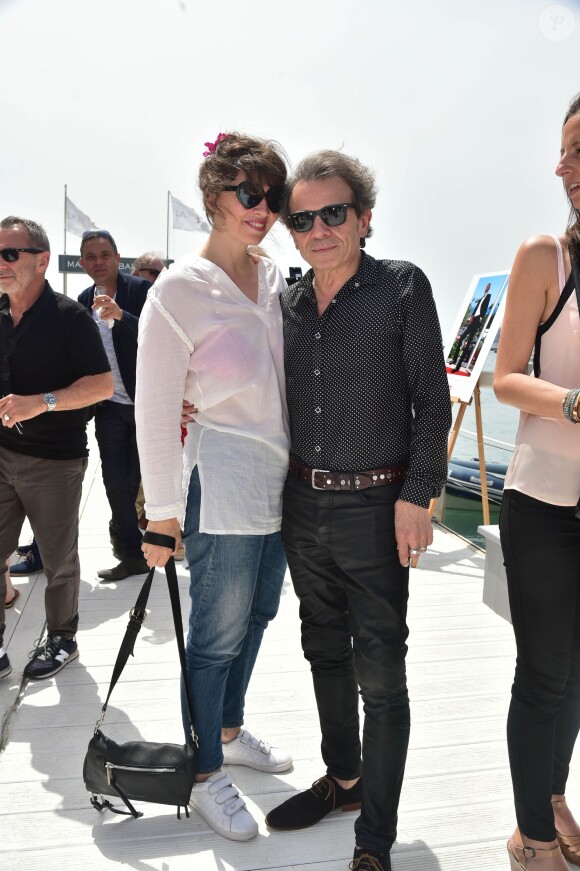Exclusif - Philippe Manoeuvre et sa femme Candice de la Richardière sur la plage du Majestic 68 à Cannes le 14 mai 2015.