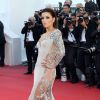 Eva Longoria, tout en transparence lors de la montée des marches du film Vice-Versa lors du 68e Festival International du Film de Cannes, à Cannes le 18 mai 2015
