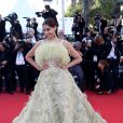 Sonam Kapoor en robe Elie Saab lors de la montée des marches du film Vice-Versa lors du 68e Festival International du Film de Cannes, à Cannes le 18 mai 2015