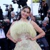 Sonam Kapoor en robe Elie Saab lors de la montée des marches du film Vice-Versa lors du 68e Festival International du Film de Cannes, à Cannes le 18 mai 2015