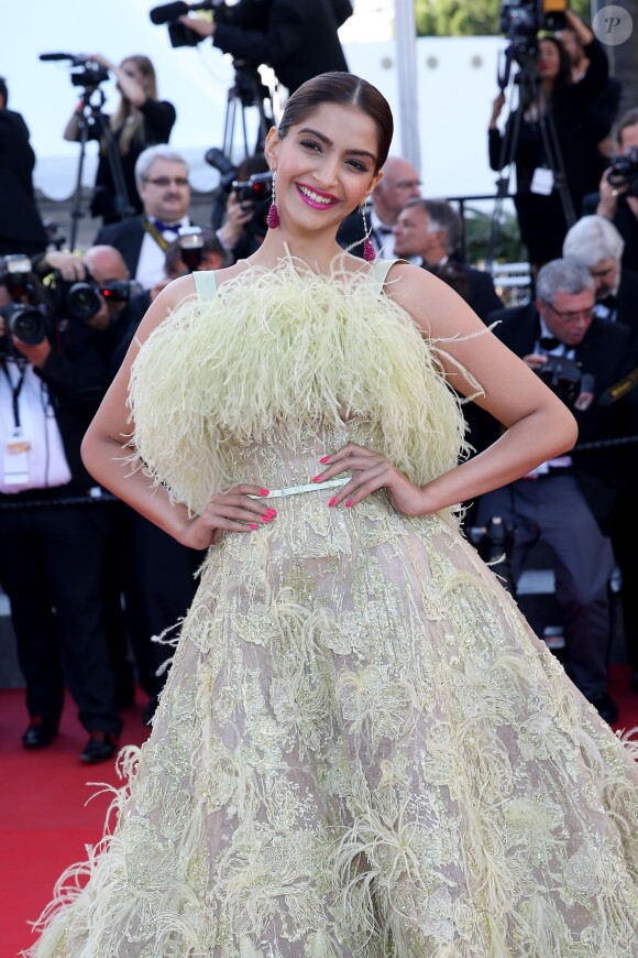 Sonam Kapoor en robe Elie Saab lors de la montée des marches du film Vice-Versa lors du 68e Festival International du Film de Cannes, à Cannes le 18 mai 2015