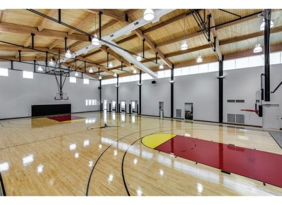 La demeure de Michael Jordan à Chicago, dans le quartier de Highland Park, possède un terrain de basket