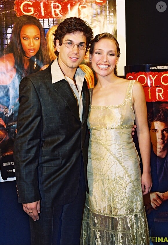 Adam Garcia et Piper Perabo à l'avant-première de "Coyote Girls" à Paris, le 12 octobre 2000.