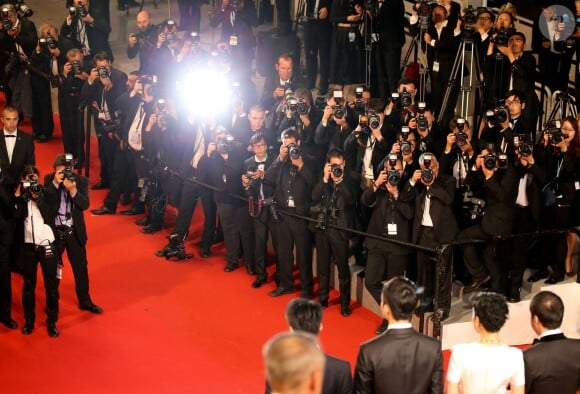 Photographes devant Zhang-Ke Jia, Sylvia Chang, Zijang Dong, Jindong Liang - Montée des marches du film "Shan He Gu Ren" (Mountains May Depart) lors du 68e Festival International du Film de Cannes, à Cannes le 20 mai 2015.