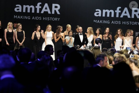Eva Longoria, Tom Ford et les mannequins du défilé de Carine Roitfeld lors du gala "Cinema Against AIDS 22" de l'amfAR à l'hôtel Cap-Eden-Roc. Antibes, le 21 mai 2015.