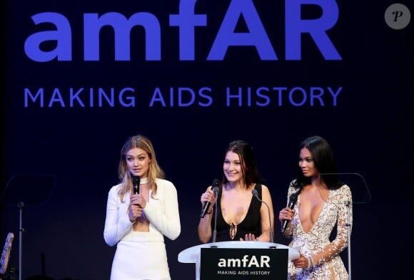 Les soeurs Gigi et Bella Hadid, et Chanel Iman lors du gala "Cinema Against AIDS 22" de l'amfAR à l'hôtel Cap-Eden-Roc. Antibes, le 21 mai 2015.