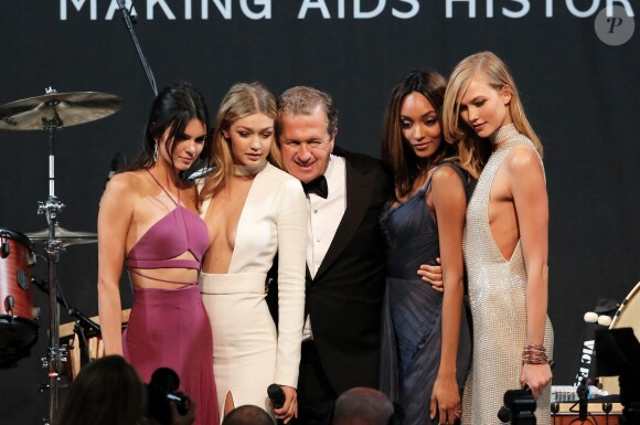 Kendall Jenner, Gigi Hadid, Mario Testino, Jourdan Dunn et Karlie Kloss lors du gala "Cinema Against AIDS 22" de l'amfAR à l'hôtel Cap-Eden-Roc. Antibes, le 21 mai 2015.