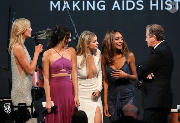 Karlie Kloss, Kendall Jenner, Gigi Hadid, Jourdan Dunn et Mario Testino lors du gala "Cinema Against AIDS 22" de l'amfAR à l'hôtel Cap-Eden-Roc. Antibes, le 21 mai 2015.