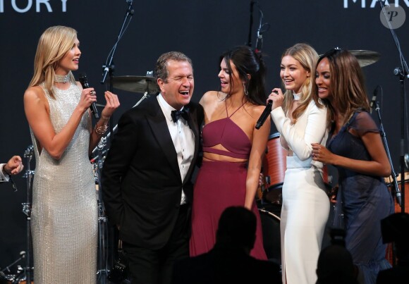 Karlie Kloss, Mario Testino, Kendall Jenner, Gigi Hadid et Jourdan Dunn lors du gala "Cinema Against AIDS 22" de l'amfAR à l'hôtel Cap-Eden-Roc. Antibes, le 21 mai 2015.