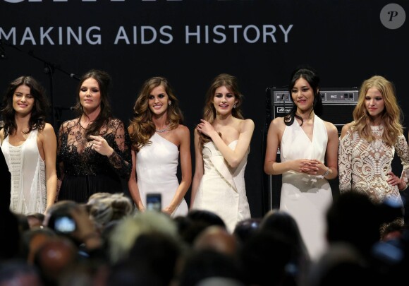 Isabeli Fontana, Candice Huffine, Izabel Goulart, Valery Kaufman, Liu Wen et Sasha Luss participent au défilé de la curatrice Carine Roitfeld lors du gala "Cinema Against AIDS 22" de l'amfAR à l'hôtel Cap-Eden-Roc. Antibes, le 21 mai 2015.