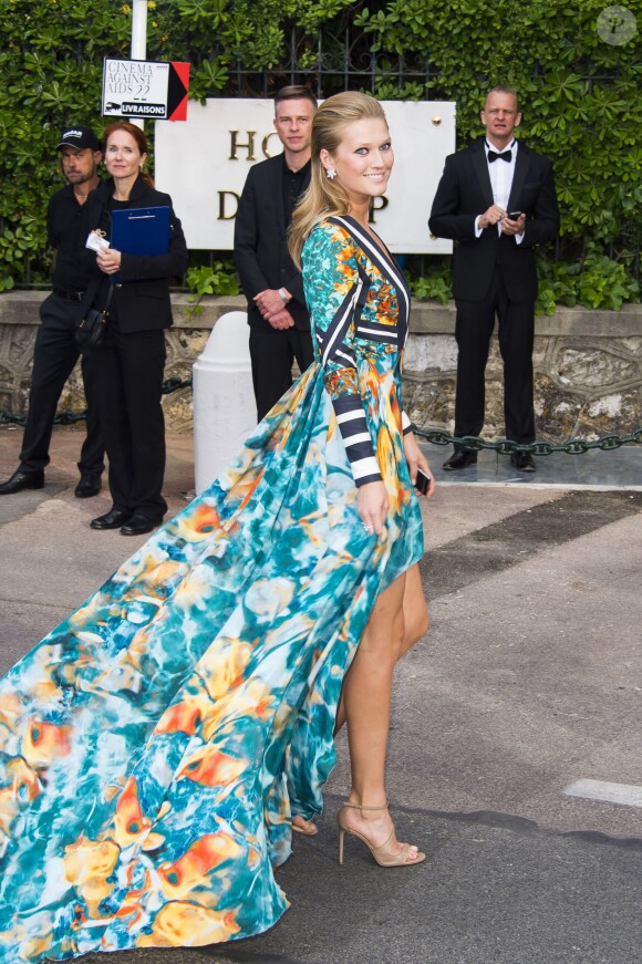 Toni Garrn arrive à l'hôtel Cap-Eden-Roc pour assister au gala "Cinema against AIDS 22" de l'amfAR. Antibes, le 21 mai 2015.