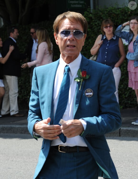 Cliff Richard arrive au tournoi tennis de Wimbledon à Londres, le 2 juillet 2014. 