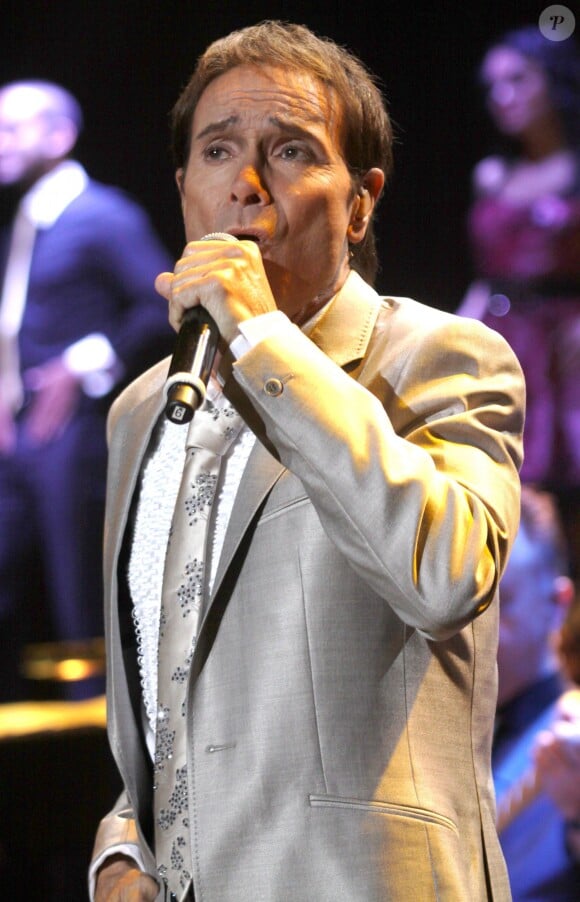 Le chanteur anglais Cliff Richard en concert à Liverpool, le 19 octobre 2011.
